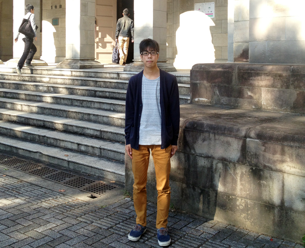 東京大学前期教養学部理科二類に所属するTさん。 東京大学駒場キャンパス、一号館前にて